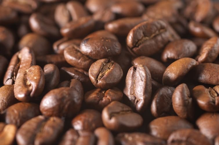 How much caffeine is in Arabica beans and Robusta?